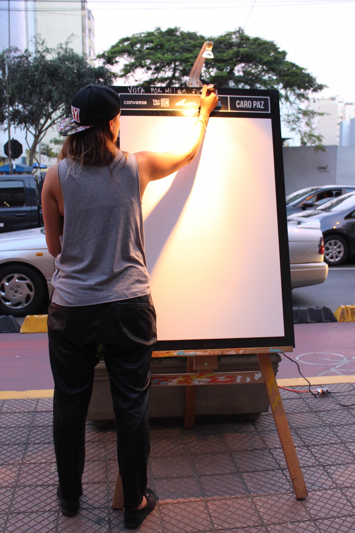 Caro Paz getting ready to draw