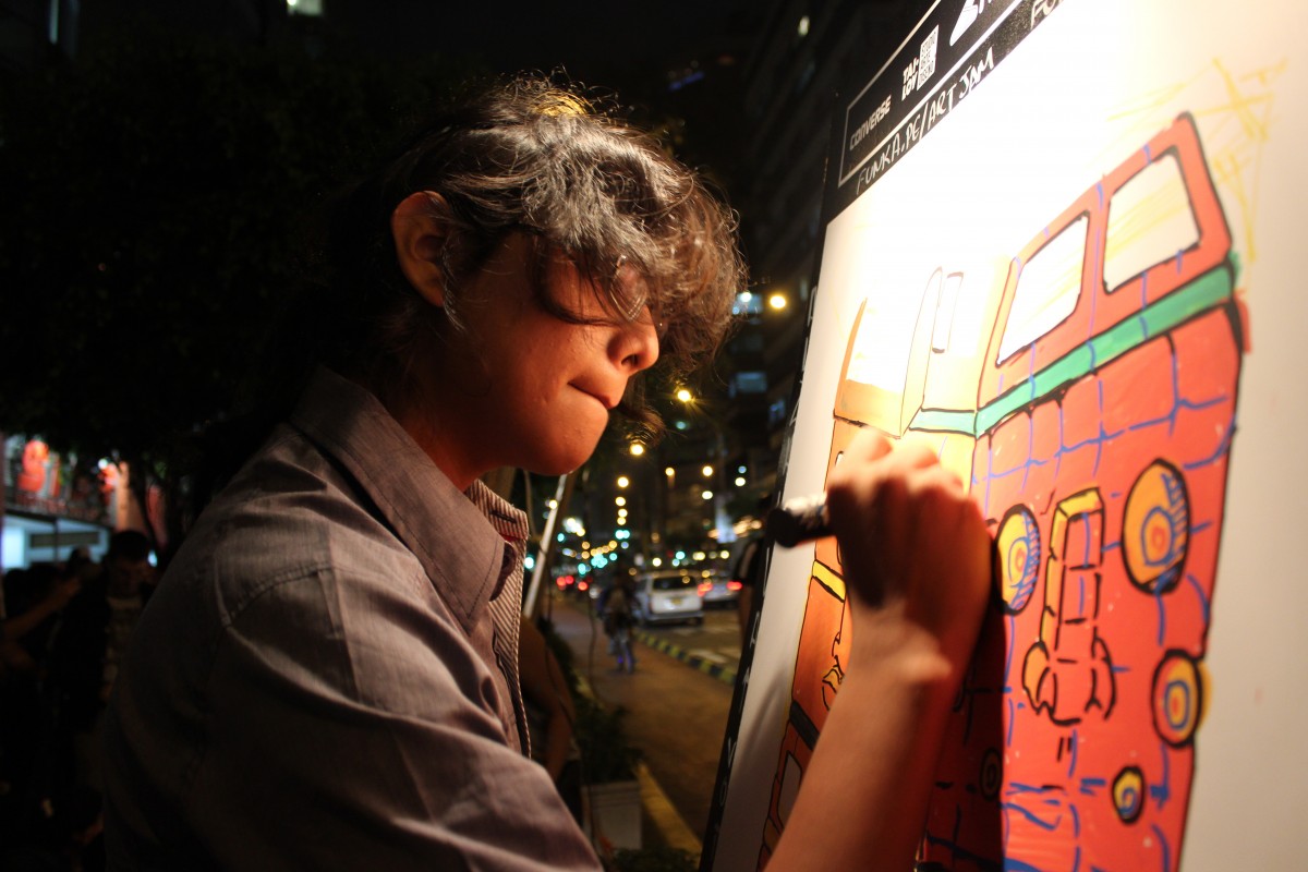 Alzavza works on his anthropomorphic object
