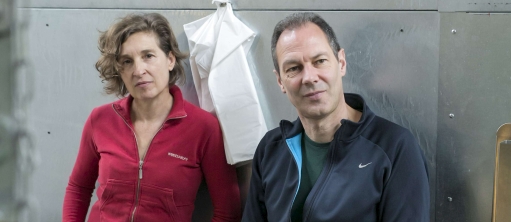 Der dokumentartheaterregisseur Hans-Werner Kroesinger und Regine Dura (Mitarbeit, Recherche, Dramaturgie). Berlin, Kreuzberg, April 2016.